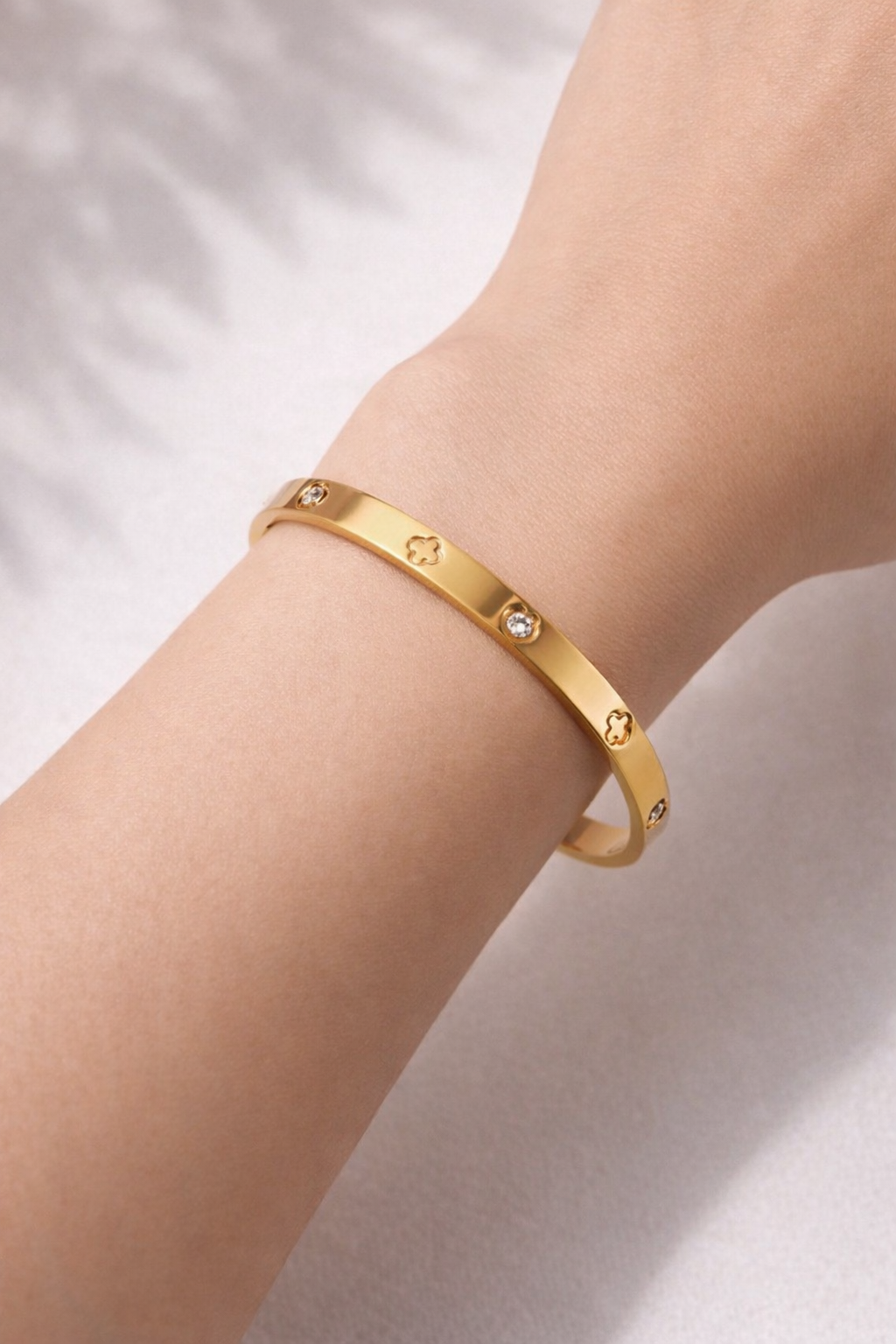 Classic Clover Bangle Bracelet – Gold Tone