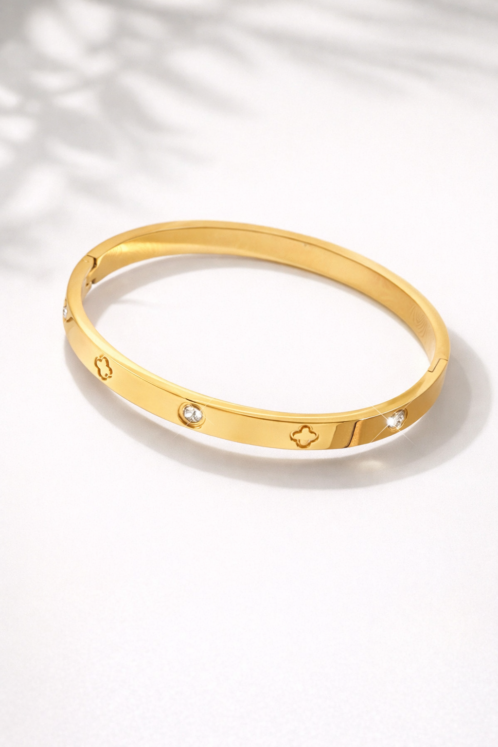 Classic Clover Bangle Bracelet – Gold Tone